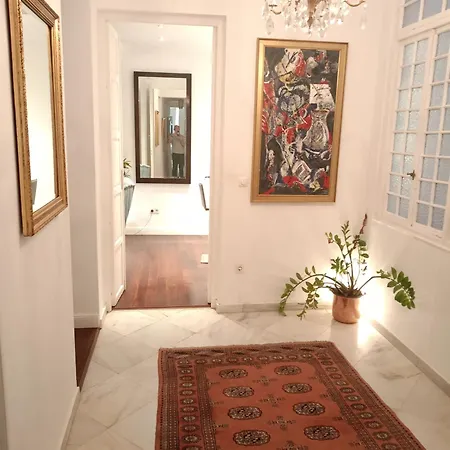 Small Stylish With Comfortable Queen-size Bed In Very Large, Beautifully Decorated Shared Flat In The Historic Centre Of *