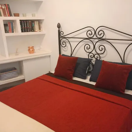 Small Stylish With Comfortable Queen-size Bed In Very Large, Beautifully Decorated Shared Flat In The Historic Centre Of ホームステイ マラガ