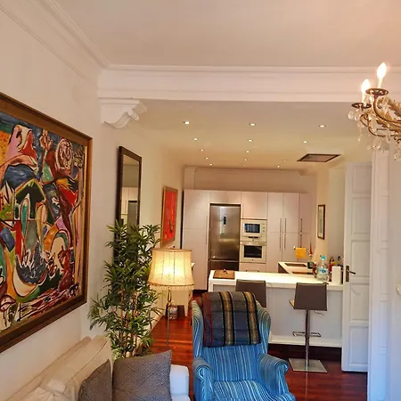 Small Stylish With Comfortable Queen-size Bed In Very Large, Beautifully Decorated Shared Flat In The Historic Centre Of Séjour chez l'habitant